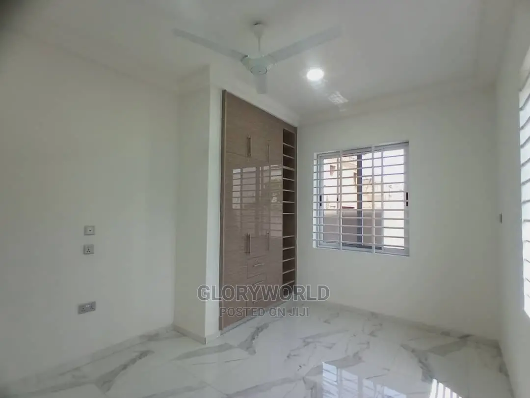 5bdrm House in Lake Side Estate for sale