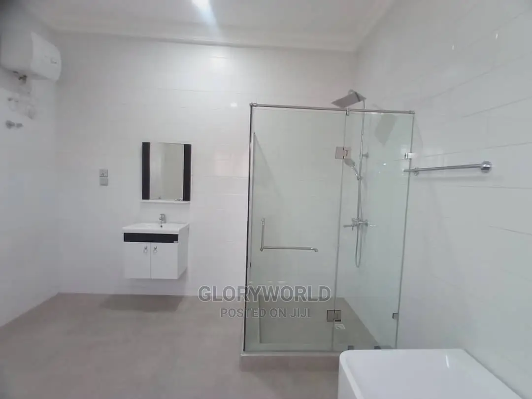 5bdrm House in Lake Side Estate for sale