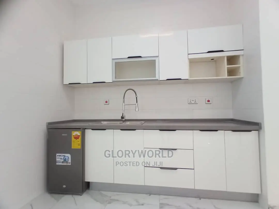 5bdrm House in Lake Side Estate for sale