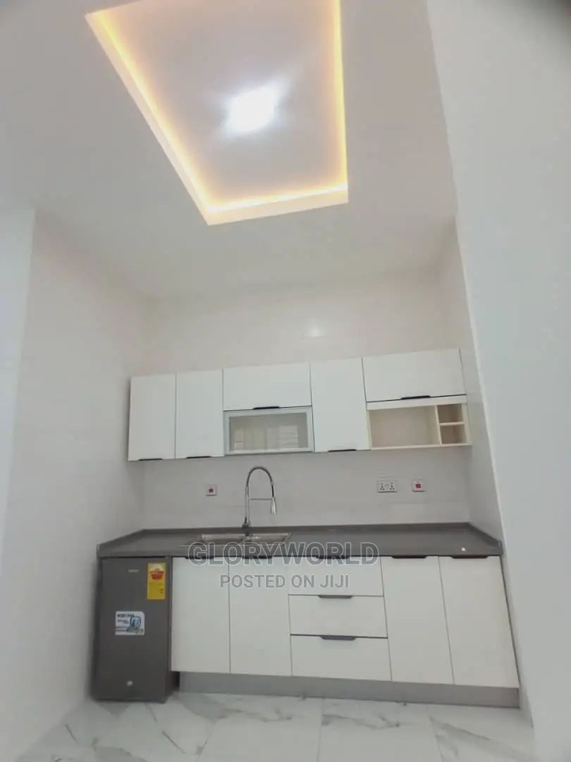 5bdrm House in Lake Side Estate for sale