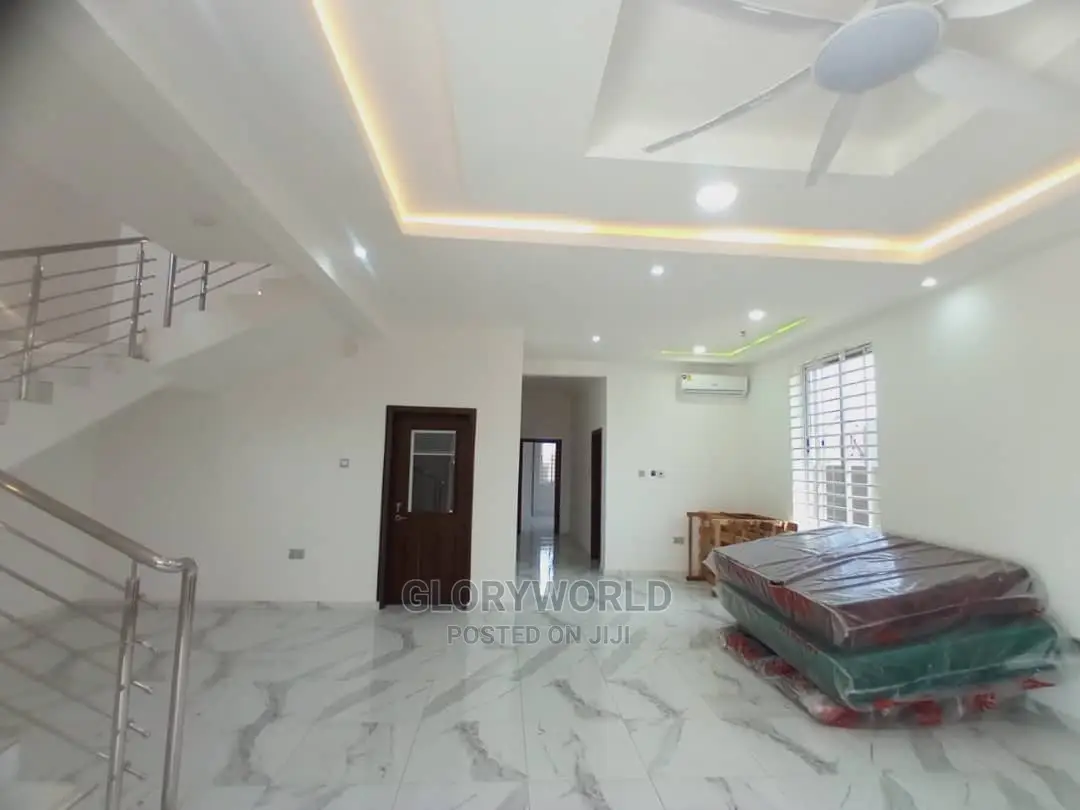 5bdrm House in Lake Side Estate for sale