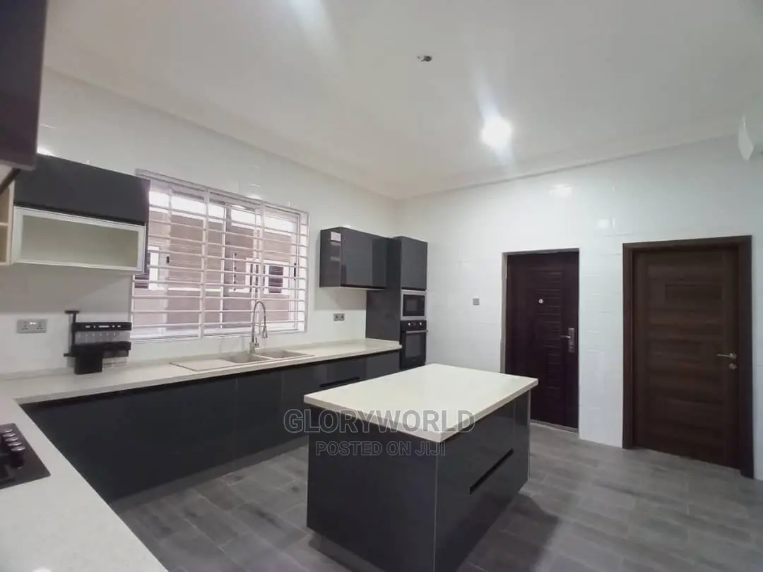 5bdrm House in Lake Side Estate for sale