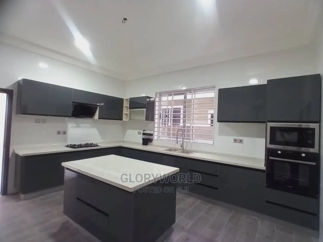 5bdrm House in Lake Side Estate for sale