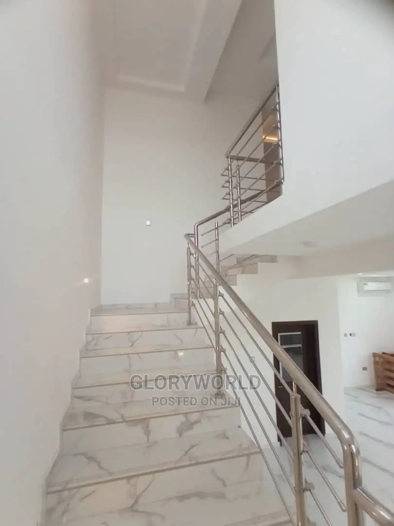 5bdrm House in Lake Side Estate for sale