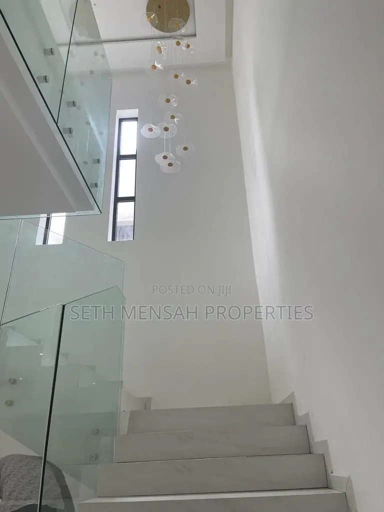 5bdrm House in 4 Bedroom House for for Sale