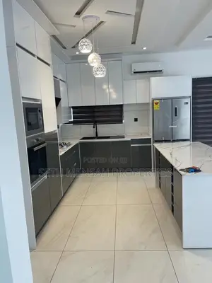 5bdrm House in 4 Bedroom House for for Sale