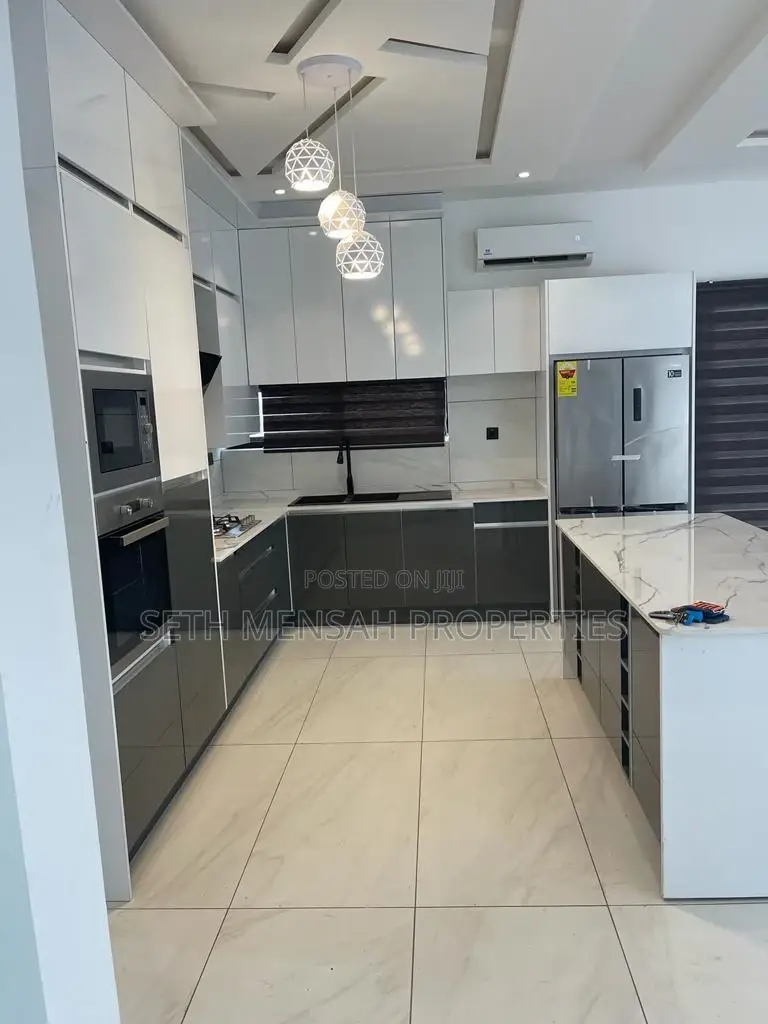5bdrm House in 4 Bedroom House for for Sale