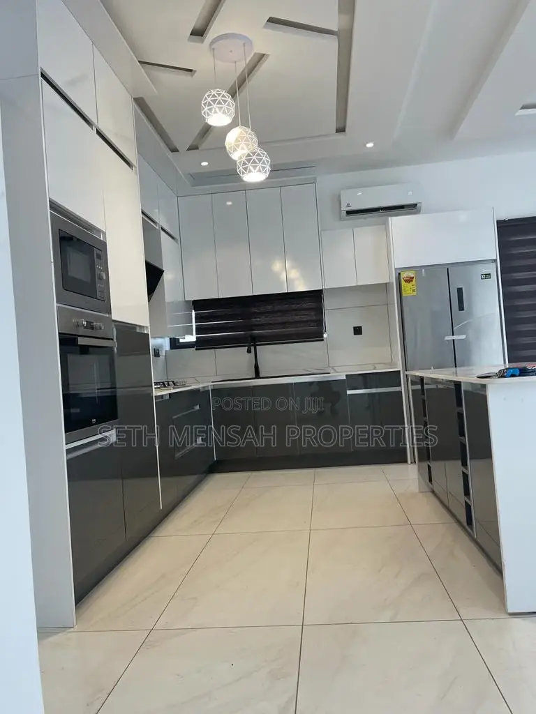 5bdrm House in 4 Bedroom House for for Sale
