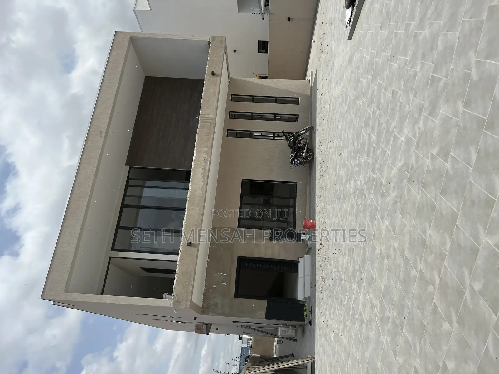 5bdrm House in 4 Bedroom House for for Sale