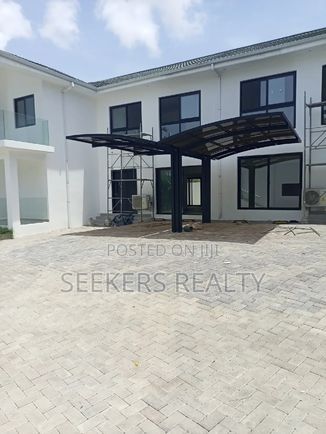 4bdrm Townhouse / Terrace in Seekers Realty, Cantonments for rent