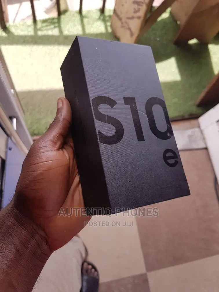 New Samsung Galaxy S10e 128 GB Black