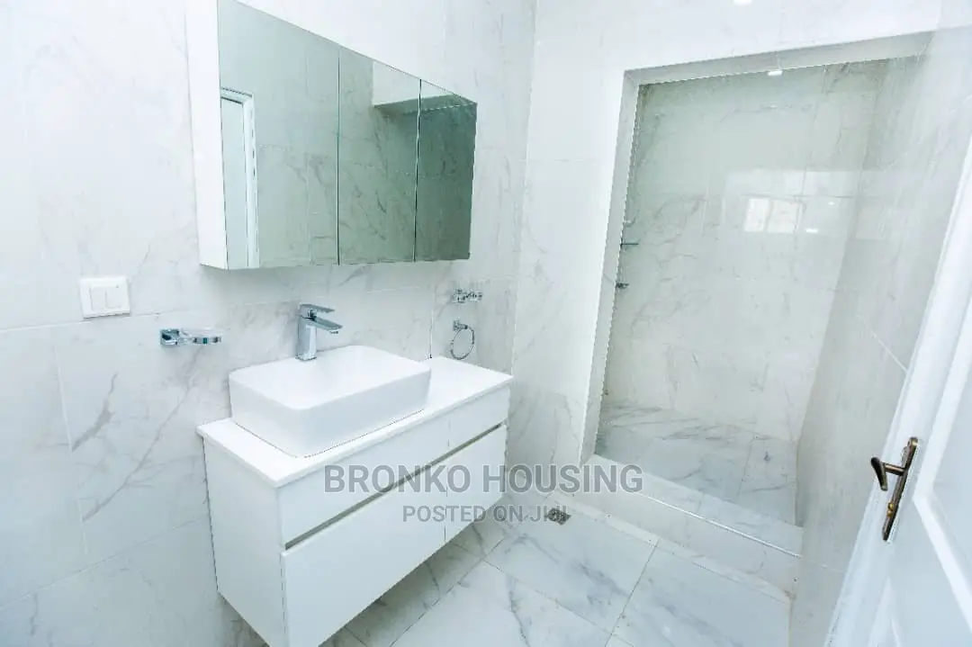 3bdrm House in Bronko Housing, Lake Side Estate for rent