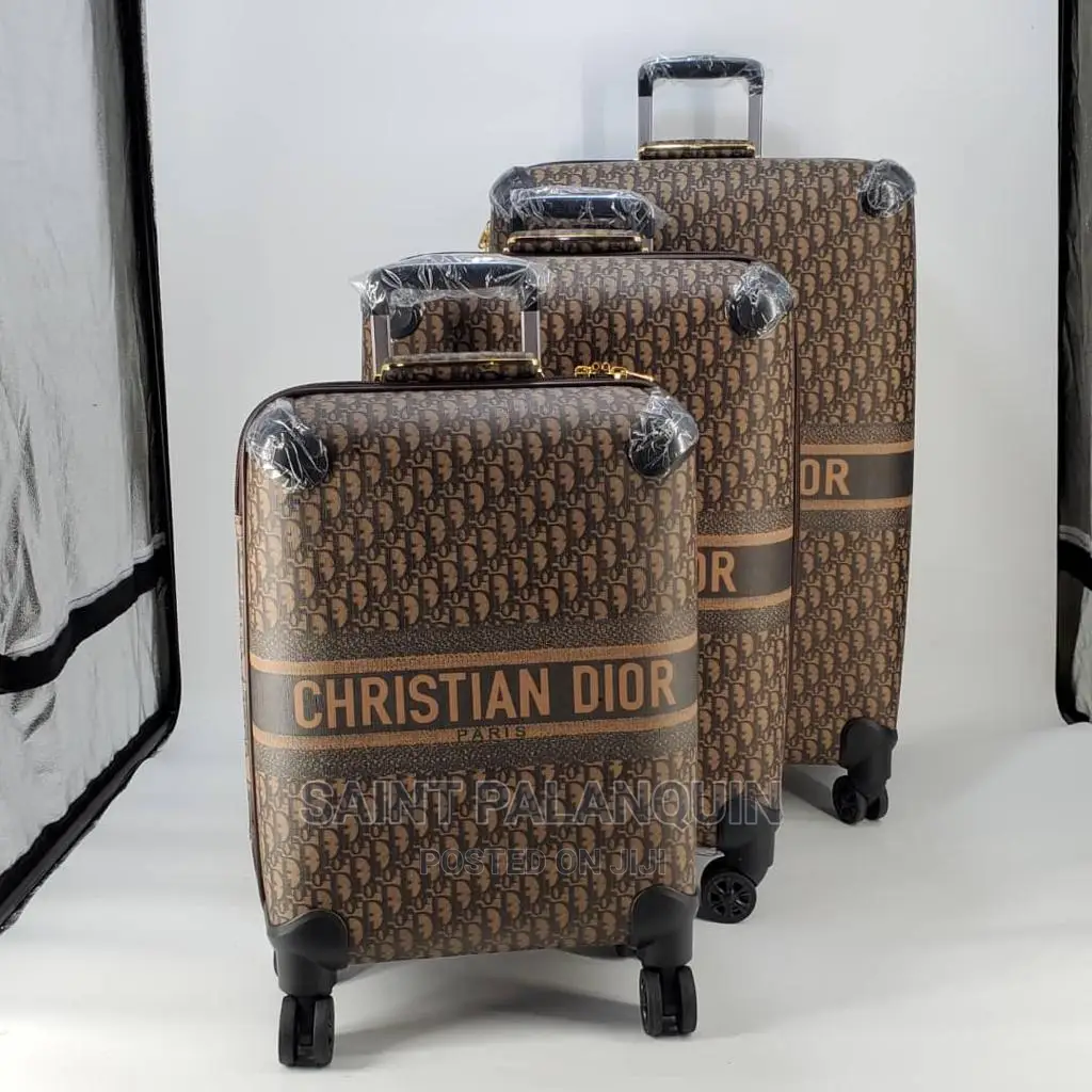 Christ. Dior Traveling