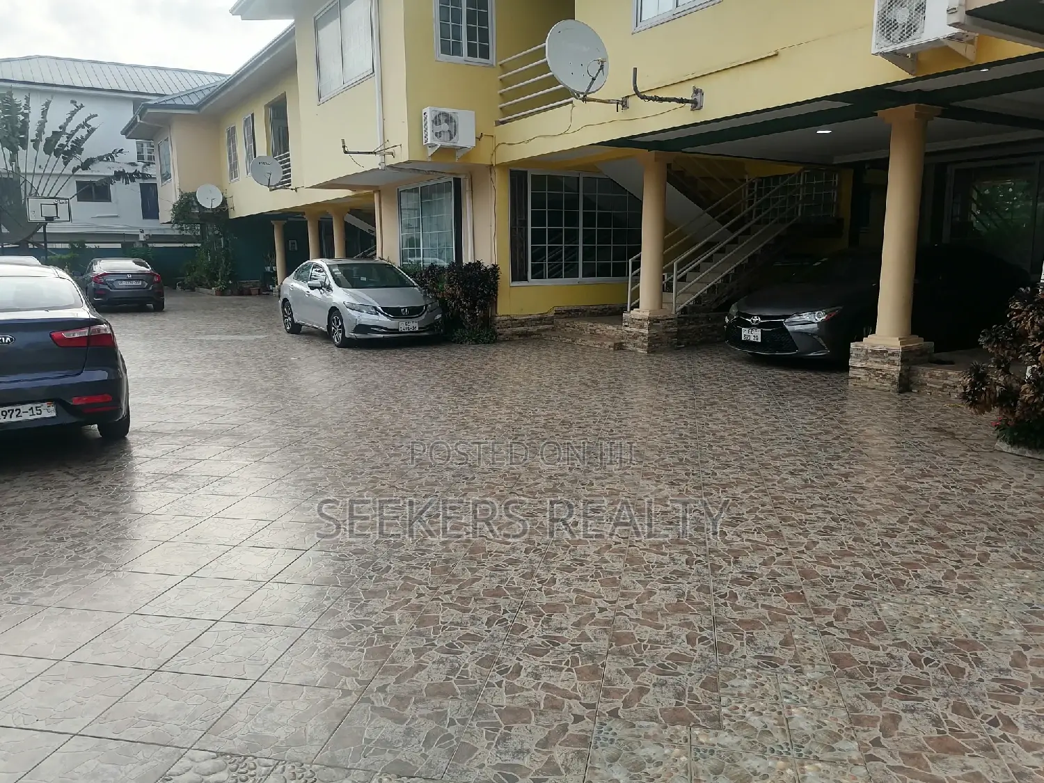 Furnished 3bdrm Apartment in Seekers Realty, Coffee Shop Area for rent