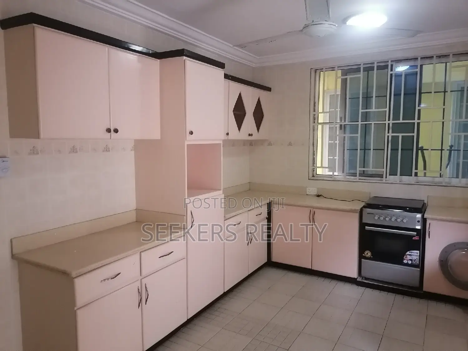 Furnished 3bdrm Apartment in Seekers Realty, Coffee Shop Area for rent
