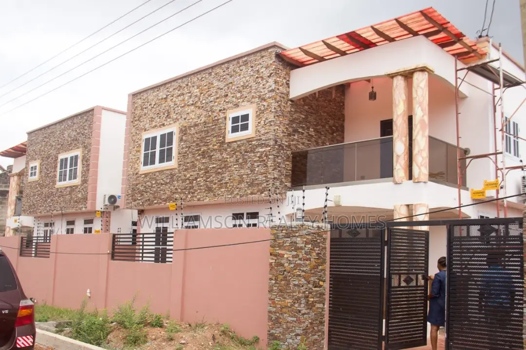 4bdrm Mansion in Community 18, Spintex for sale