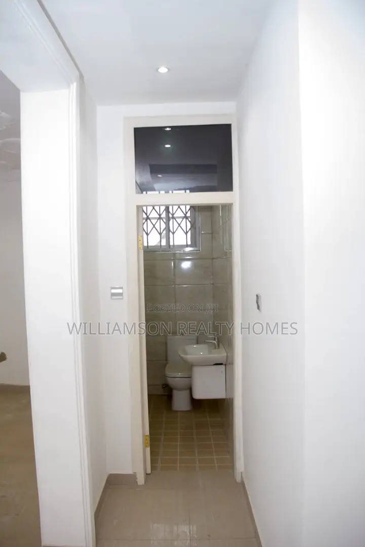 4bdrm Mansion in Community 18, Spintex for sale