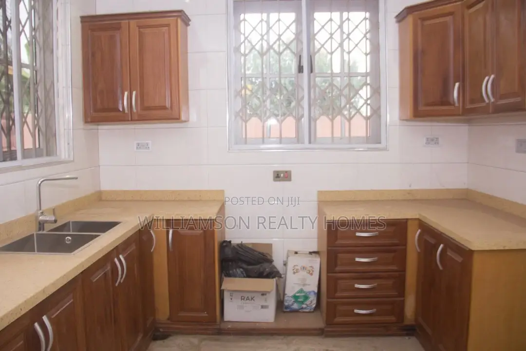 4bdrm Mansion in Community 18, Spintex for sale