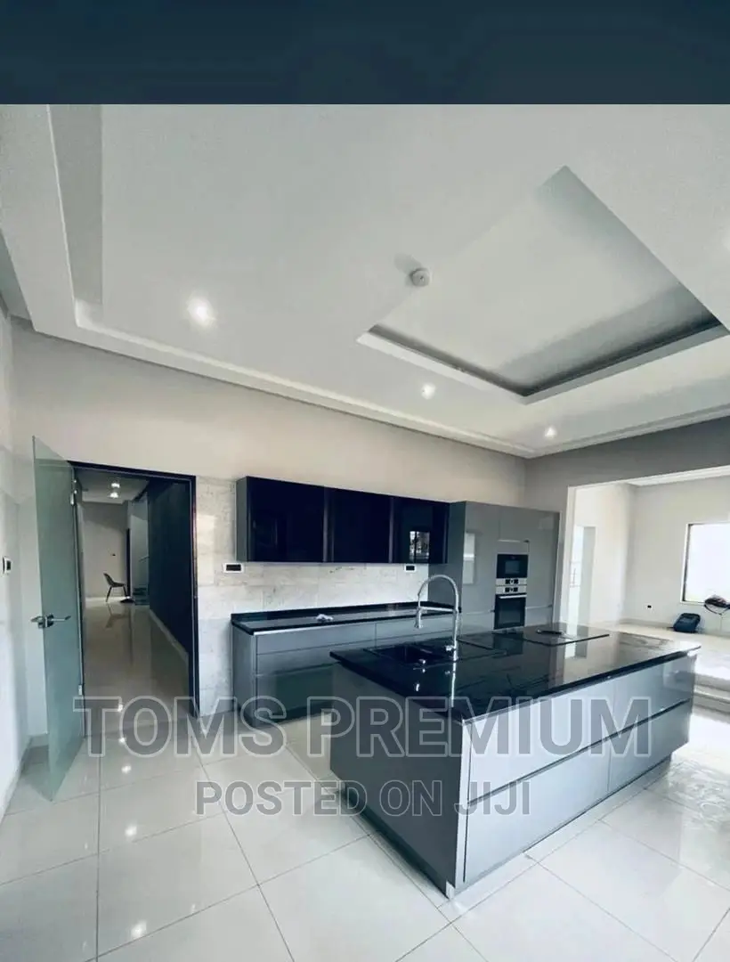 5bdrm Penthouse in Ogbojo, American House for Sale