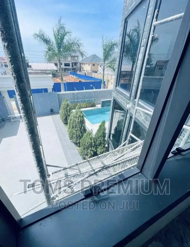 5bdrm Penthouse in Ogbojo, American House for Sale