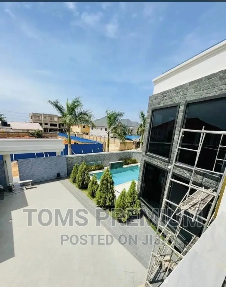 5bdrm Penthouse in Ogbojo, American House for Sale