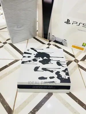 PS4 PRO 1TB Limited White and Black Edition