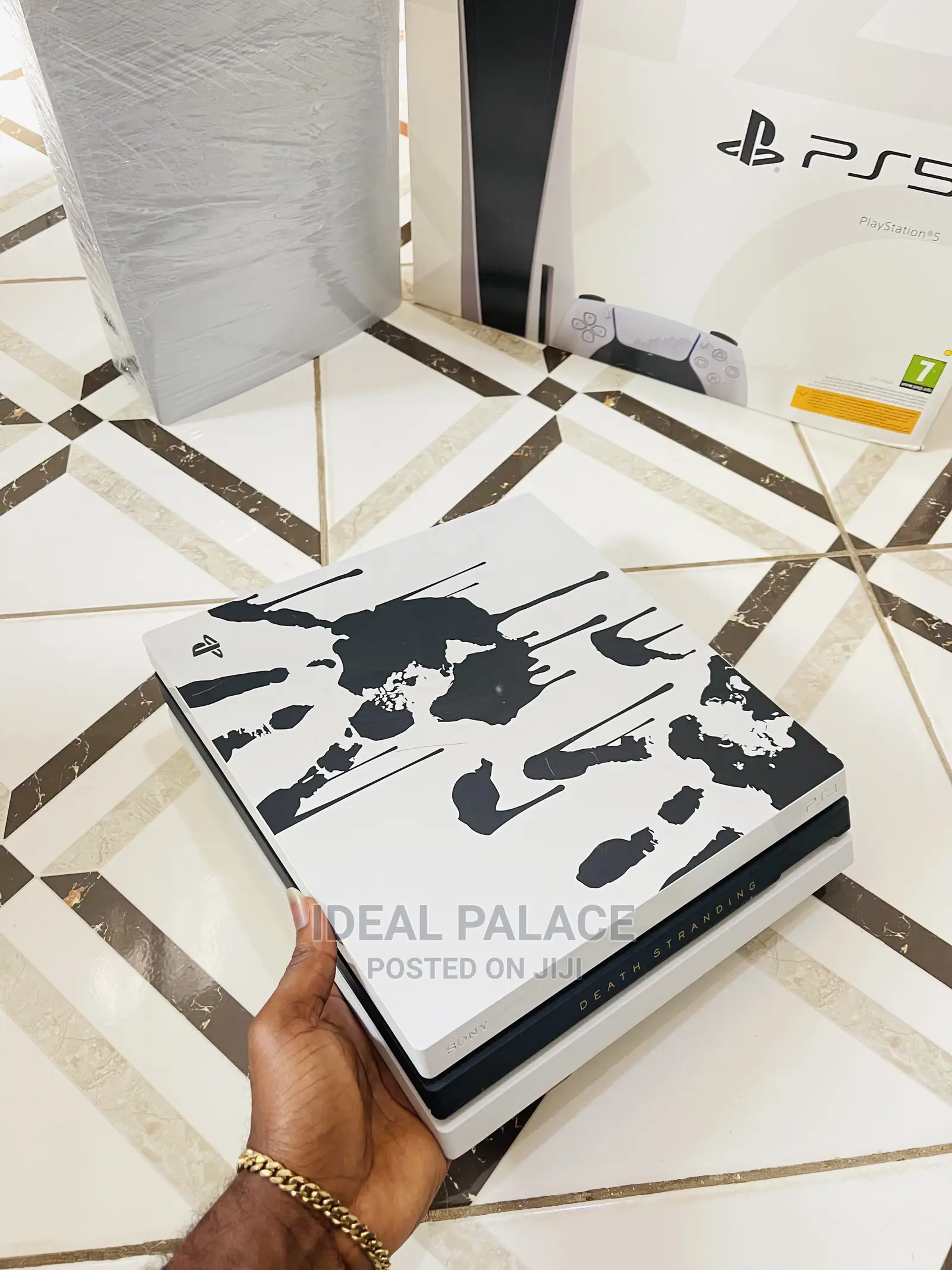 PS4 PRO 1TB Limited White and Black Edition