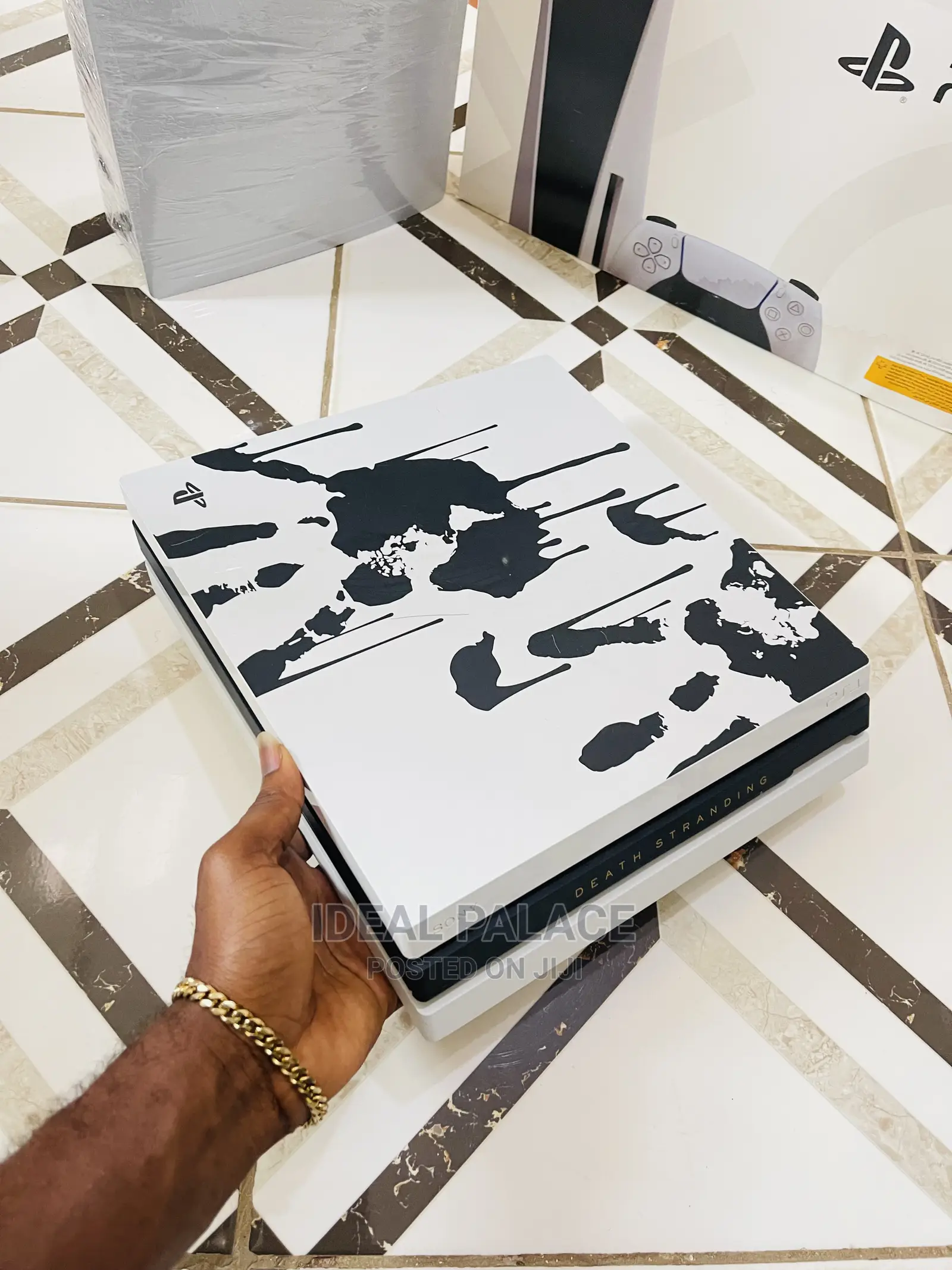 PS4 PRO 1TB Limited White and Black Edition