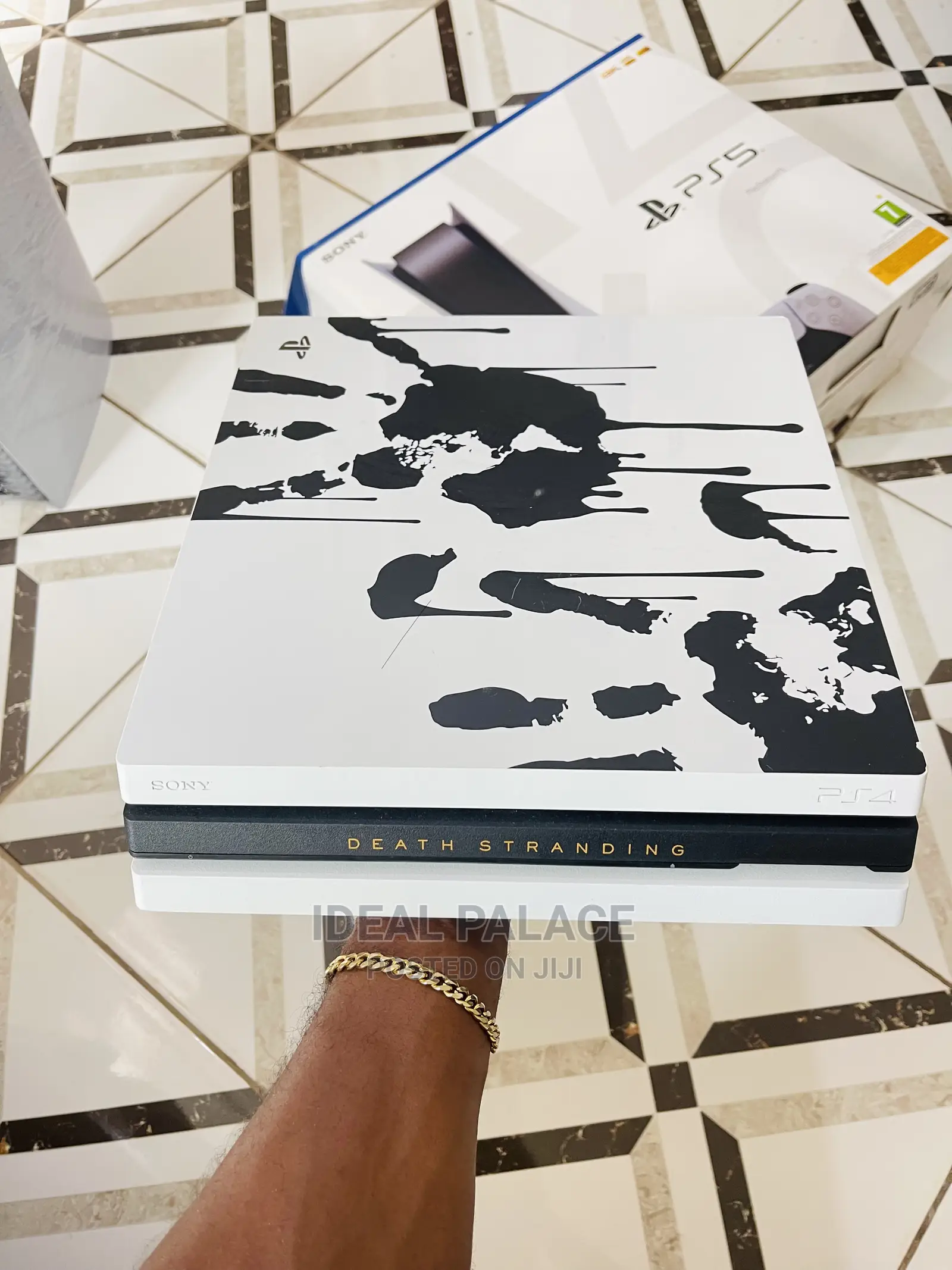 PS4 PRO 1TB Limited White and Black Edition