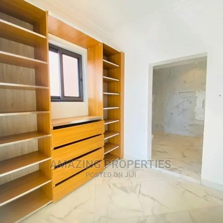 6bdrm House in for Sale 6 Bedroom for Sale