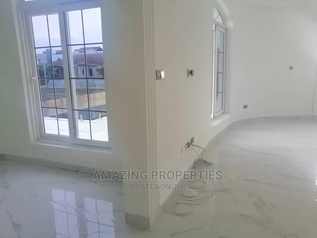 5bdrm House in 5 Bedrooms Self for Sale