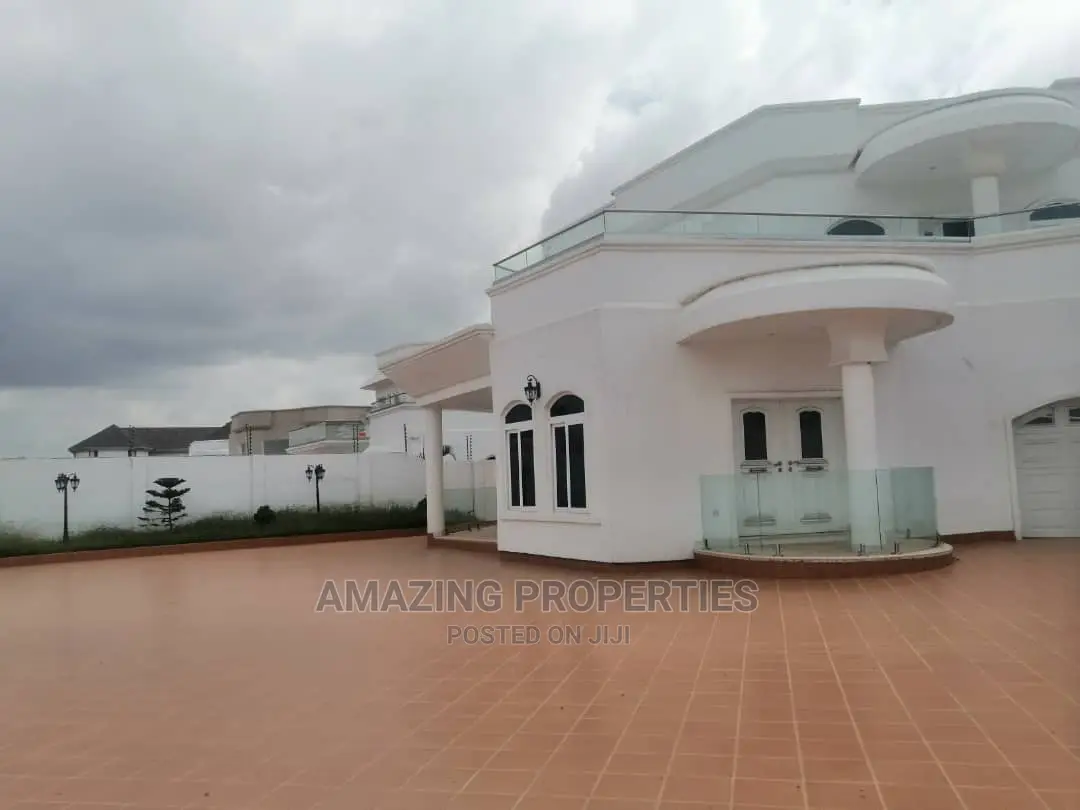 5bdrm House in 5 Bedrooms Self for Sale