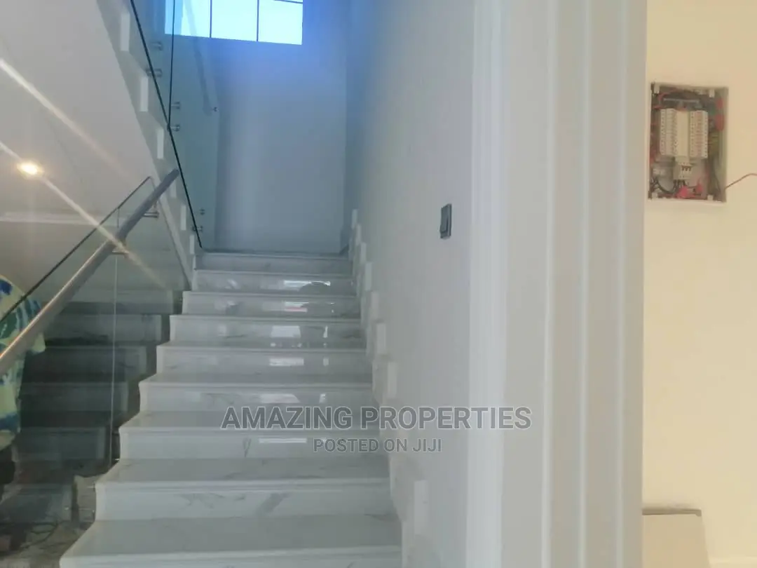 5bdrm House in 5 Bedrooms Self for Sale