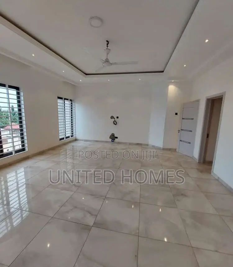 6bdrm House in Lake Side Estate for Sale