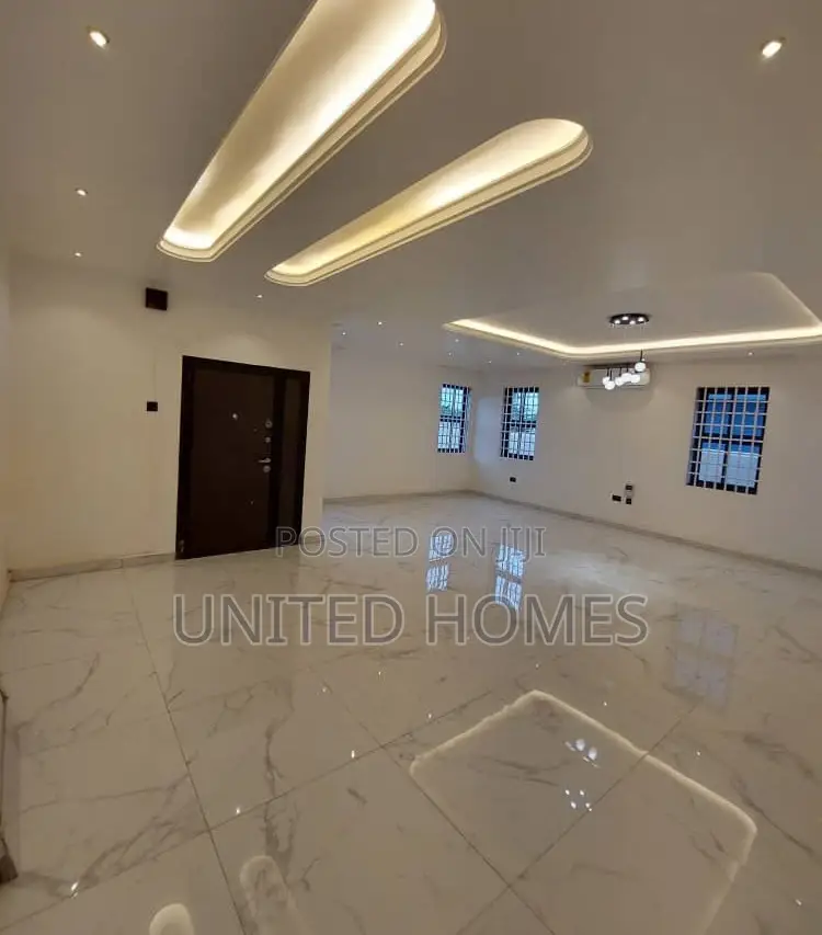 6bdrm House in Lake Side Estate for Sale