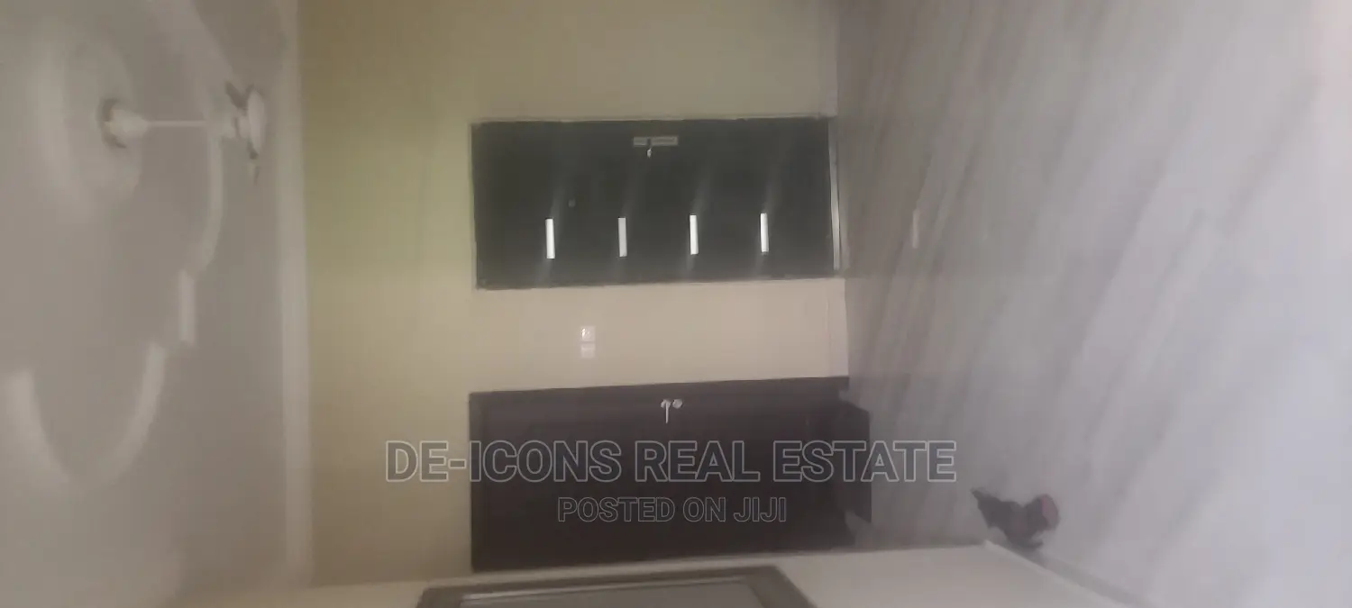 4bdrm Mansion in De-Icons Real Estate, Awutu Senya East Municipal