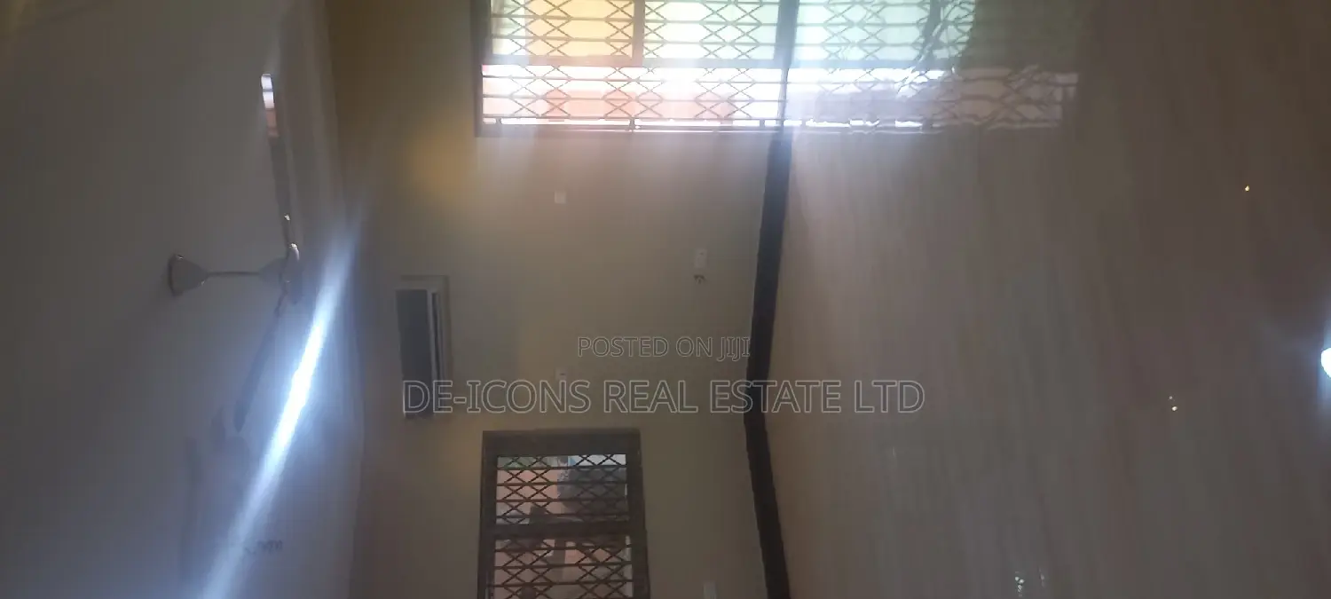 4bdrm Mansion in De-Icons Real Estate, Awutu Senya East Municipal