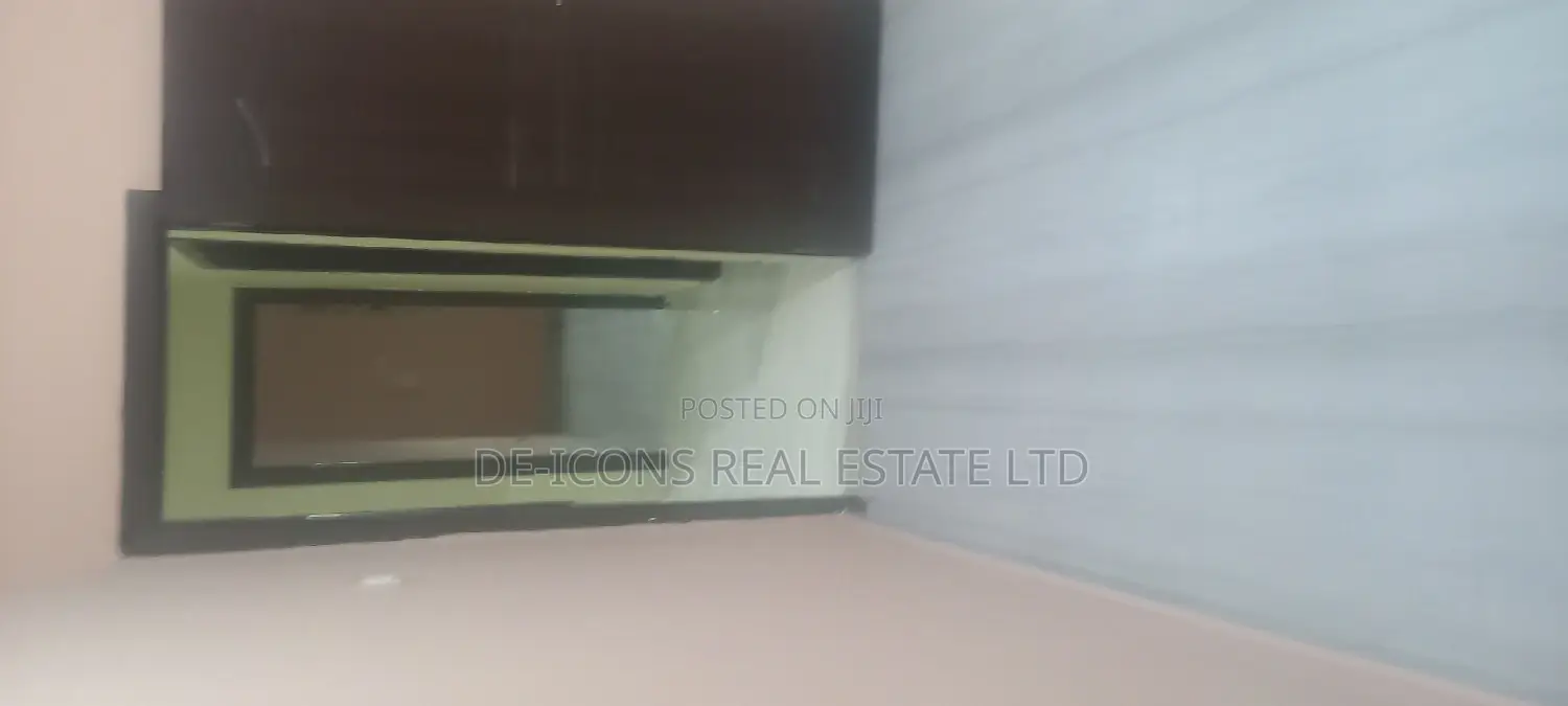 4bdrm Mansion in De-Icons Real Estate, Awutu Senya East Municipal