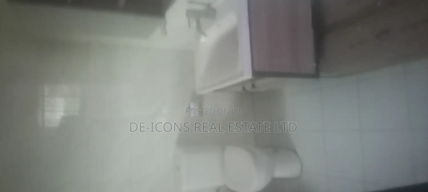 4bdrm Mansion in De-Icons Real Estate, Awutu Senya East Municipal