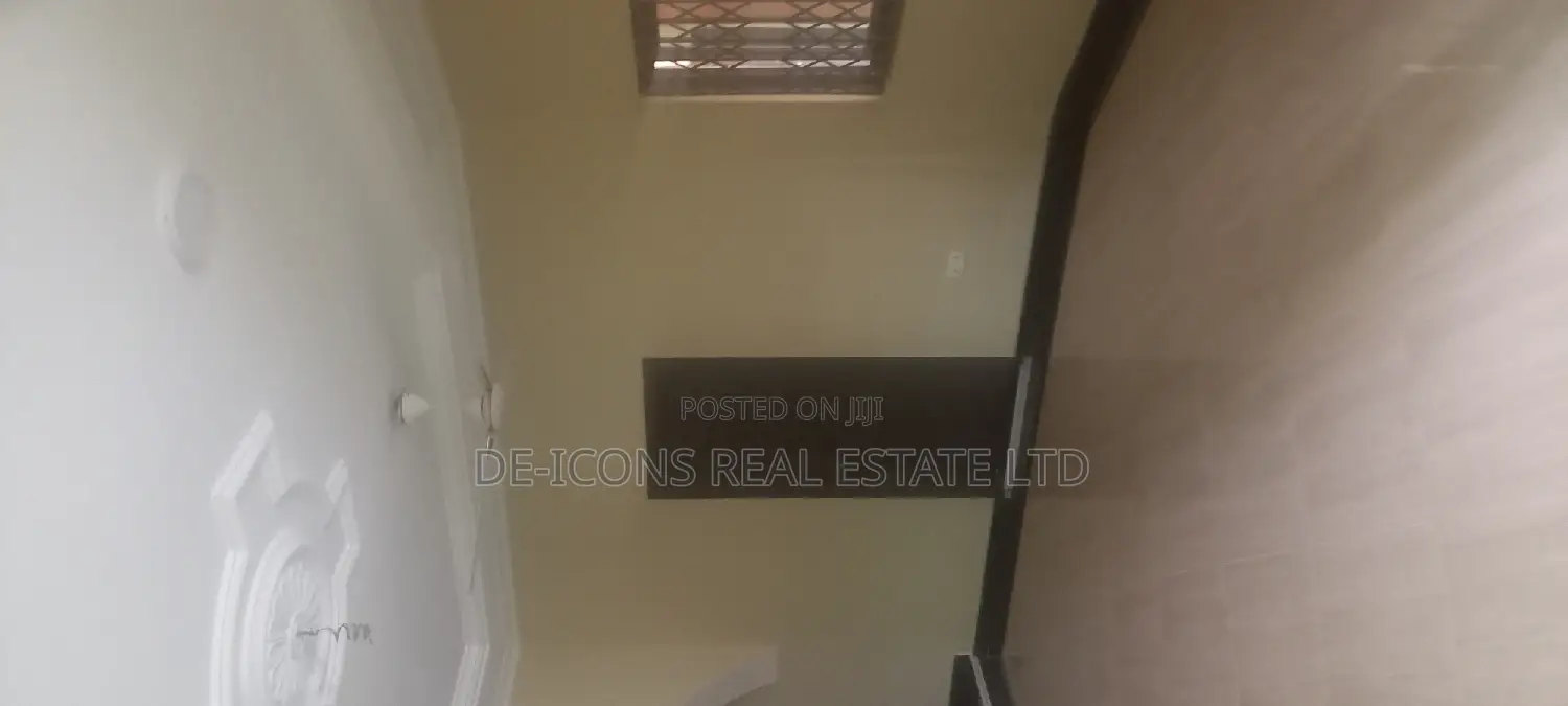 4bdrm Mansion in De-Icons Real Estate, Awutu Senya East Municipal