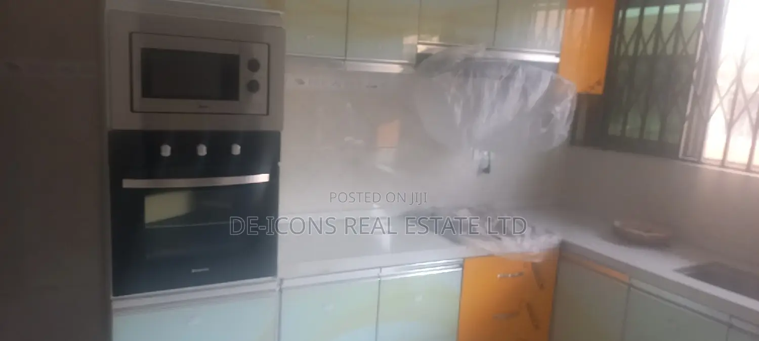 4bdrm Mansion in De-Icons Real Estate, Awutu Senya East Municipal
