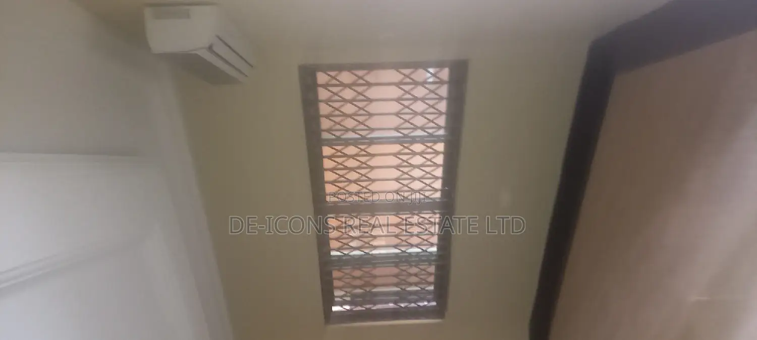 4bdrm Mansion in De-Icons Real Estate, Awutu Senya East Municipal