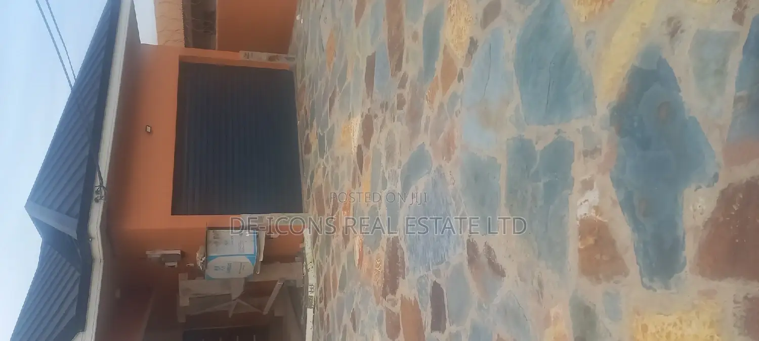 4bdrm Mansion in De-Icons Real Estate, Awutu Senya East Municipal