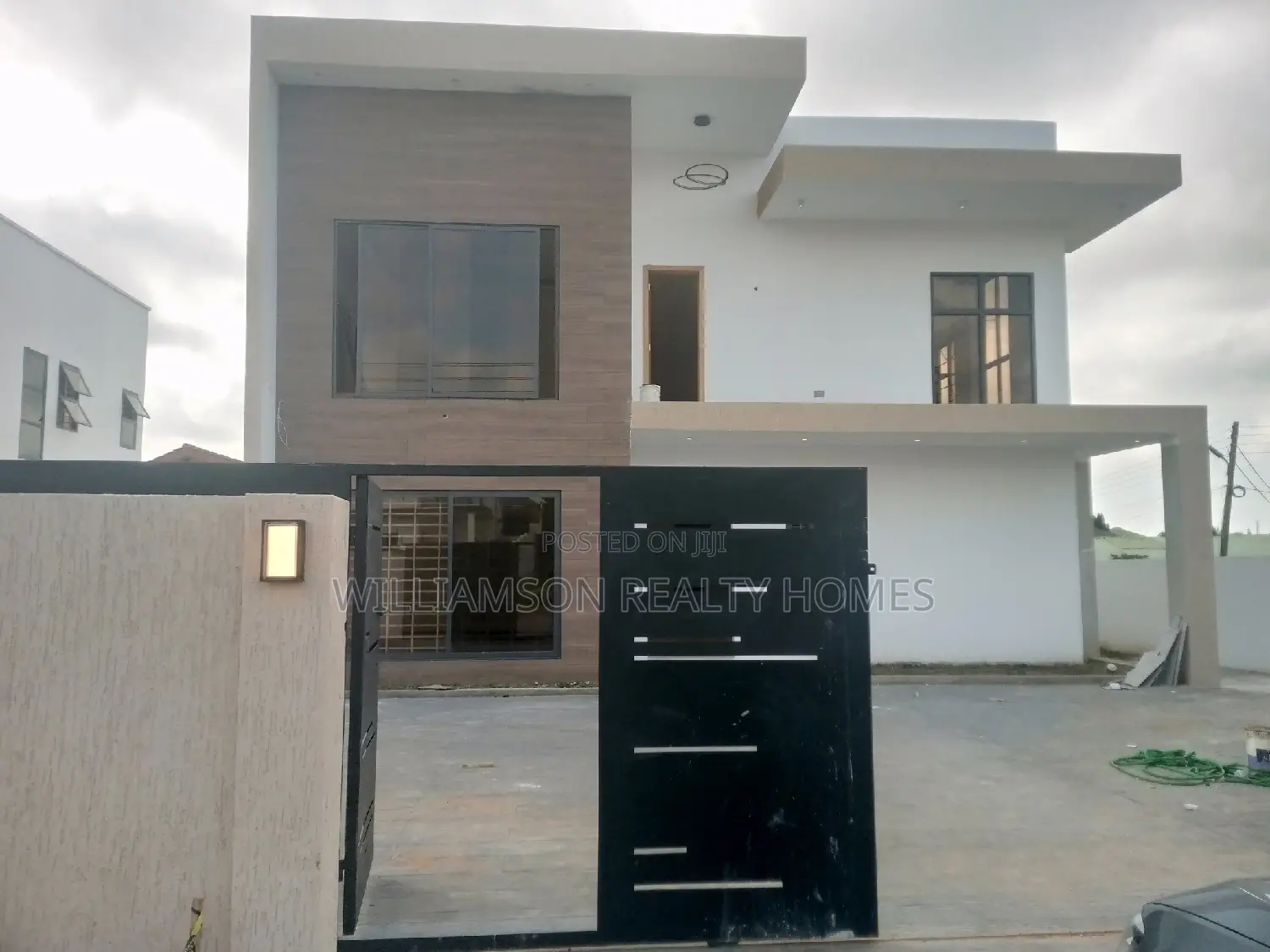 5bdrm Mansion in Community 20, Spintex for Sale