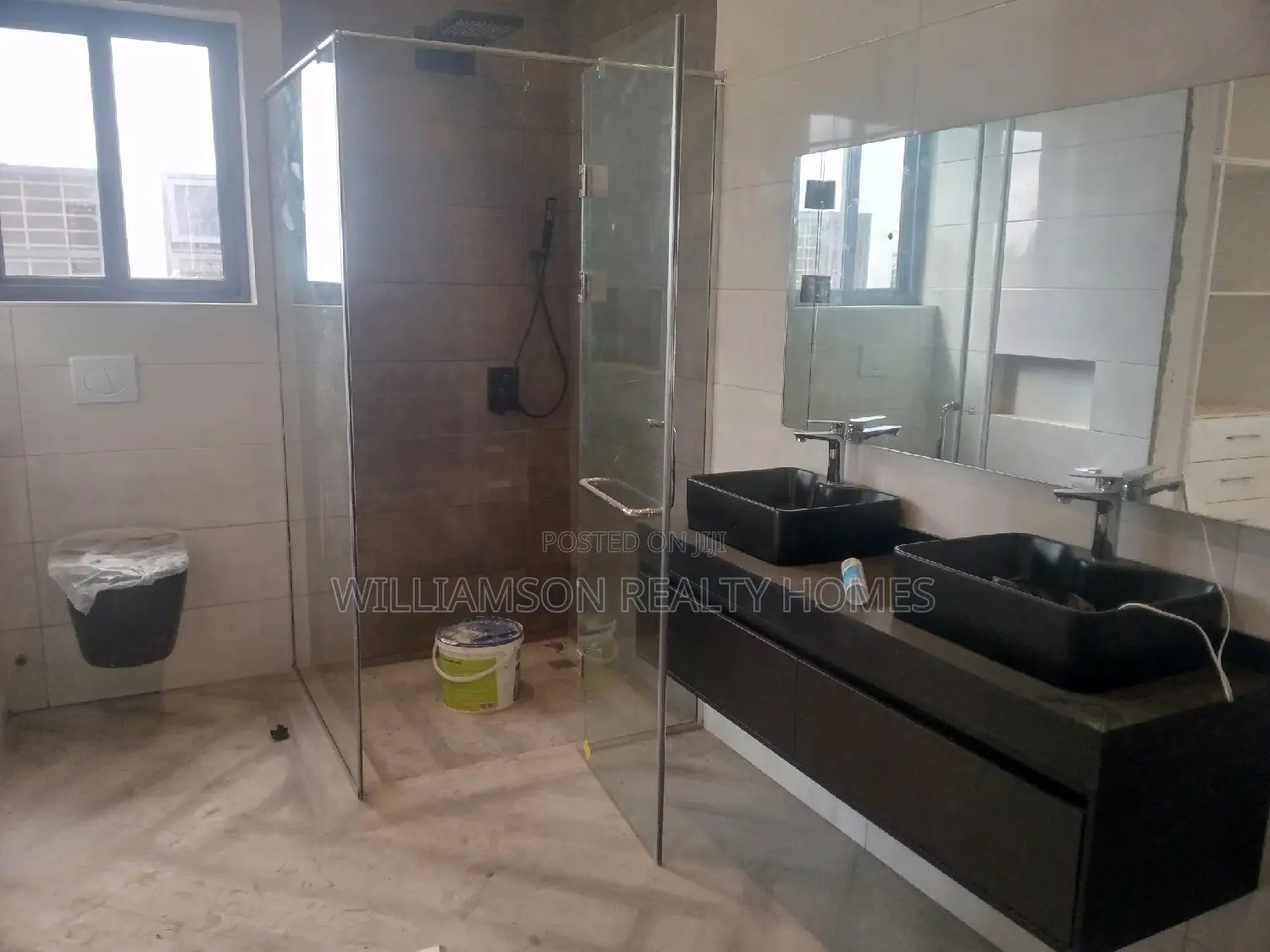 5bdrm Mansion in Community 20, Spintex for Sale