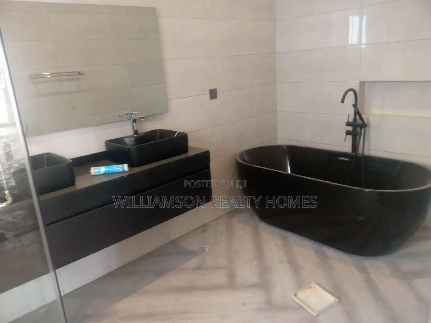 5bdrm Mansion in Community 20, Spintex for Sale