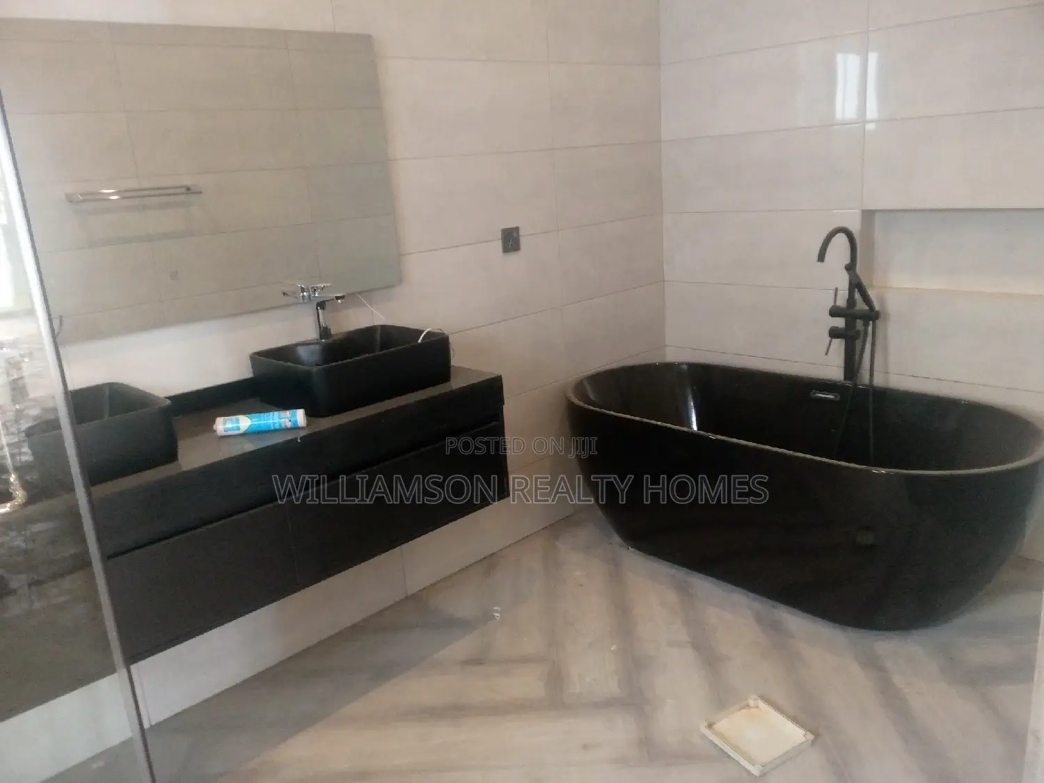 5bdrm Mansion in Community 20, Spintex for Sale