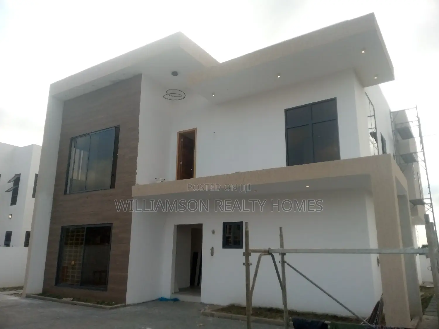 5bdrm Mansion in Community 20, Spintex for Sale