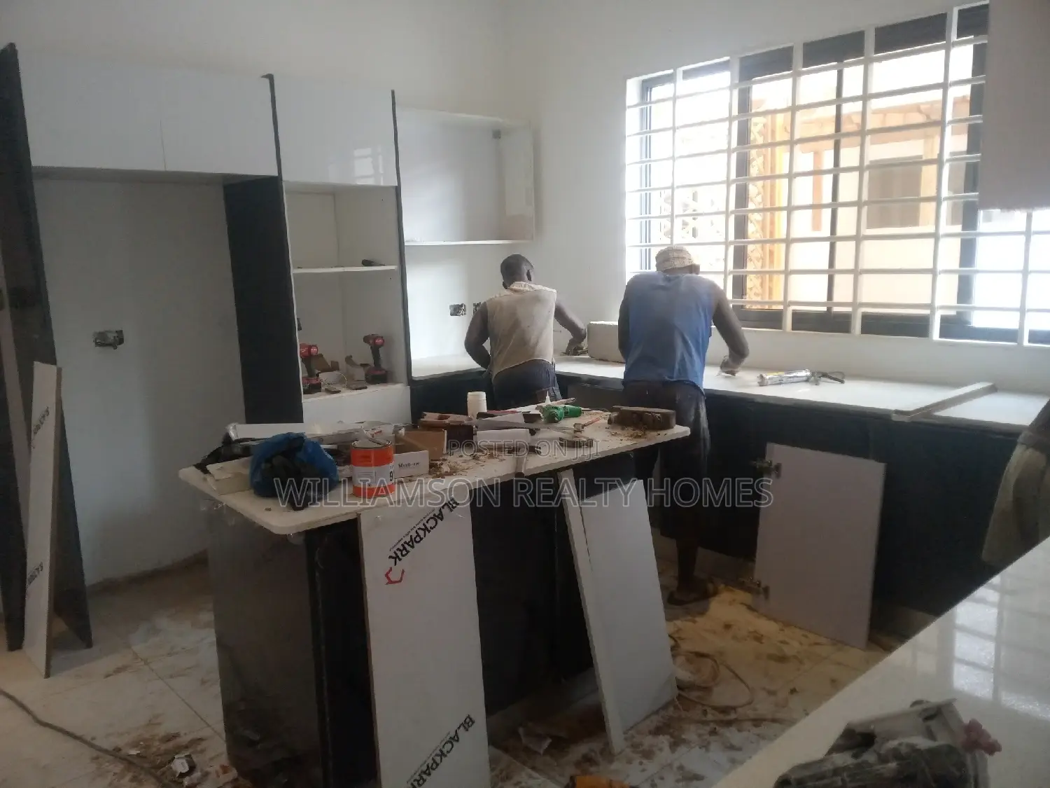 5bdrm Mansion in Community 20, Spintex for Sale