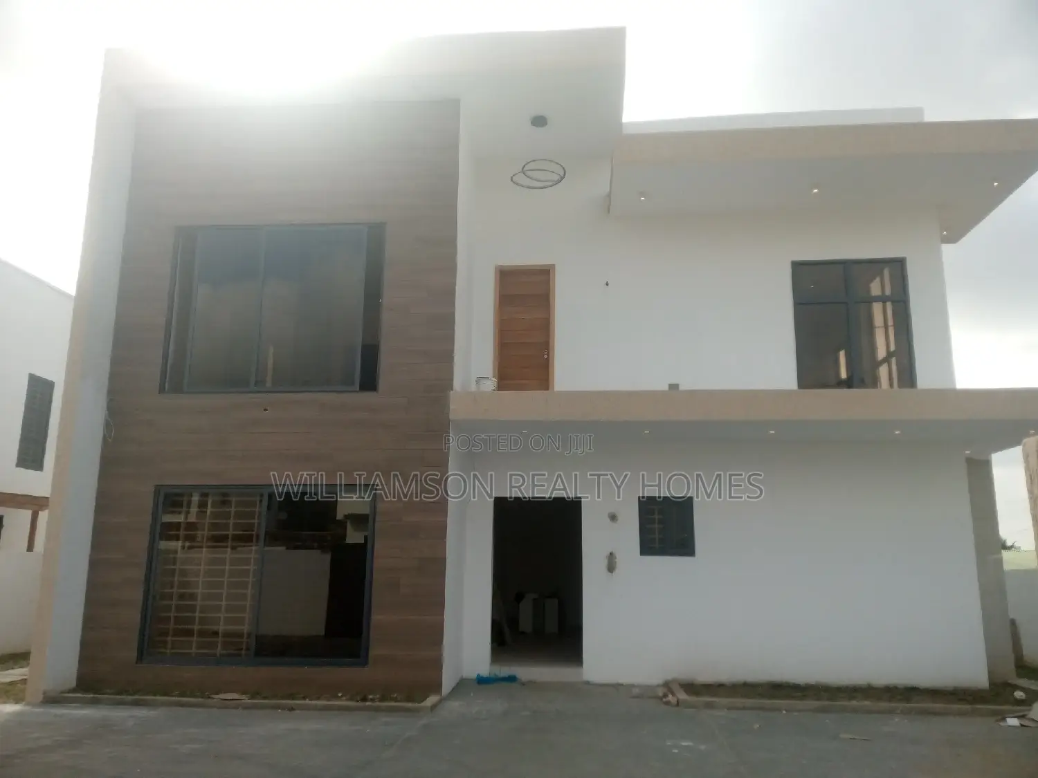 5bdrm Mansion in Community 20, Spintex for Sale